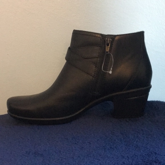 clarks women's emslie cyndi ankle boot